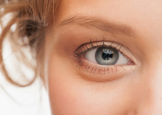 Зморшки під очима - причини і як видалити або приховати