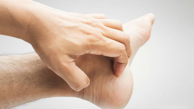 Суха шкіра на ногах - причини, домашні та аптечні засоби