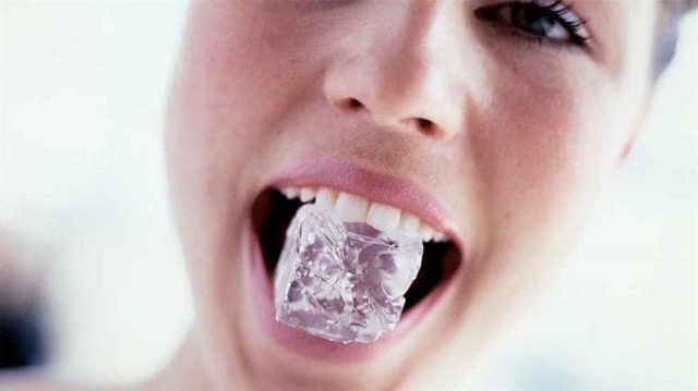 Хрумтить, клацає щелепу при відкритті рота або жуванні - причини