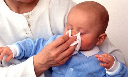 Нежить, чхання або кашель у маленької дитини