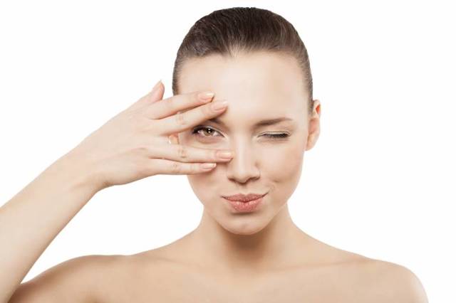 Суха шкіра навколо очей - причини, домашні та аптечні засоби