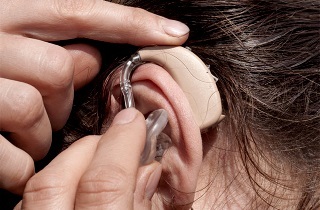 Болячки на вухах у людини - фото, причини, лікування