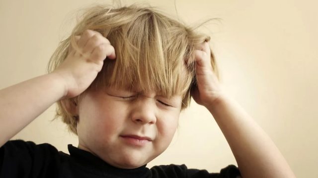 Дитина чеше голову - причини і що робити