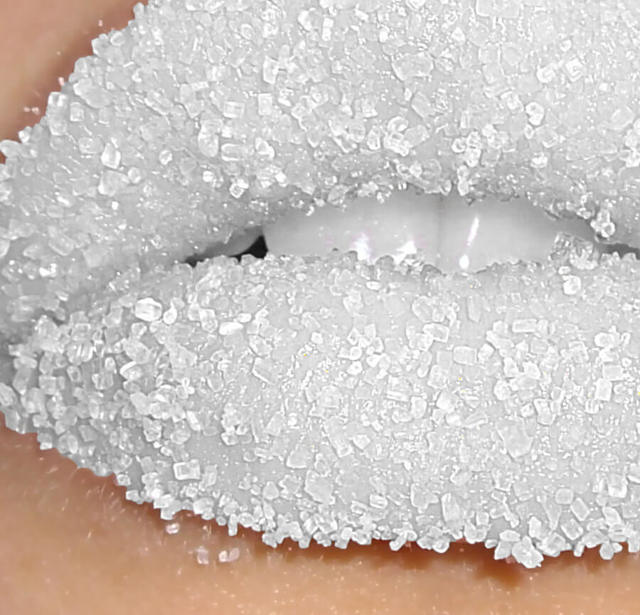 Тріщини на губах - причини і кращі народні засоби