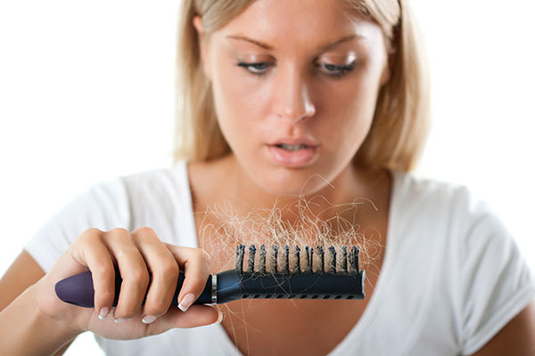11 можливих причин випадіння волосся у жінок і їх лікування