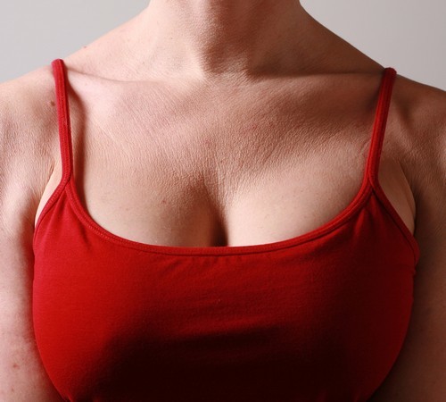 Зморшки на грудях - причини і як позбутися