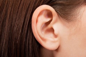 Чорні вугри в вухах - фото, причини, як позбутися