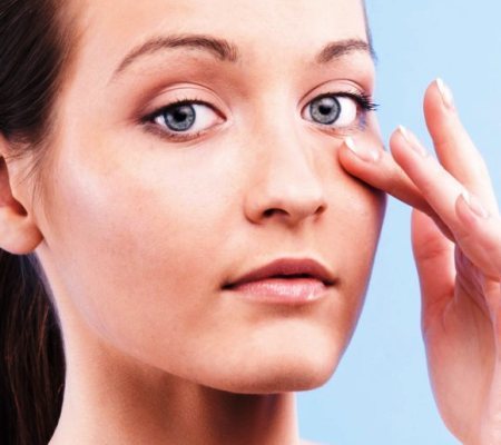 Суха шкіра навколо очей - причини, домашні та аптечні засоби