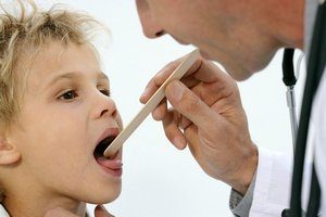 Антибіотики при ангіні у дітей: 9 рекомендацій від педіатра
