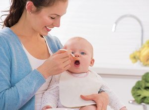 Дитина не їсть з ложки: 6 причин і 6 правил введення прикорму