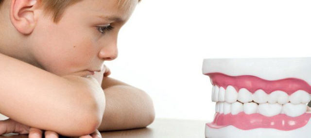 Чому дитина скрипить зубами уві сні: причини, чи потрібно лікувати, думка Комаровського