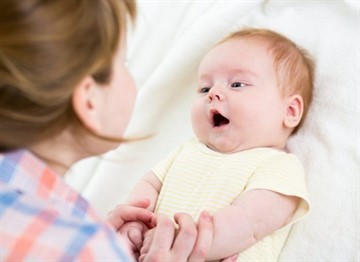Коли дитина починає гуліть і агукать: етапи вимови звуків, як навчити агукать і говорити
