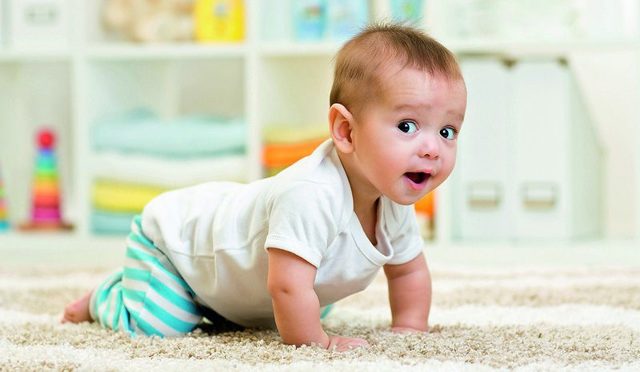 Коли дитина починає тримати голову: развтия в 4 етапи, 5 вправ по зміцненню м'язів