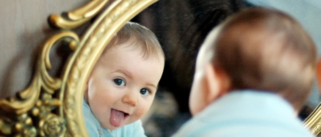Чому не можна показувати новонародженої дитини (немовляти) в дзеркало: можливі наслідки та джерела забобони