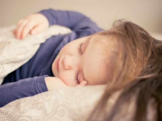 Чому дитина скрипить зубами уві сні: причини, чи потрібно лікувати, думка Комаровського