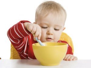 Як навчити дитину їсти ложкою самостійно: 7 простих кроків і 6 рекомендацій дитячого психолога