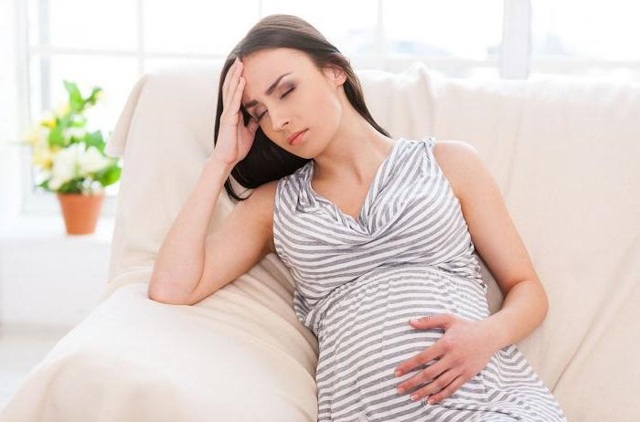 Чому з'являються білі виділення при вагітності