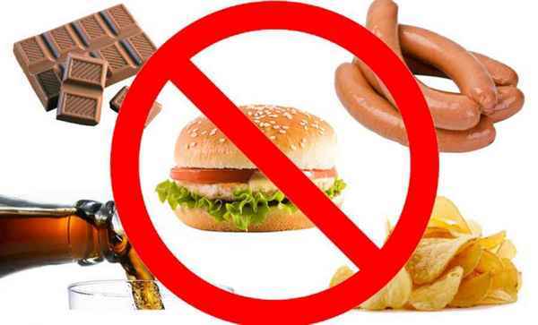 Чим годувати дитину при проносі: 4 групи заборонених продуктів і поради педіатра