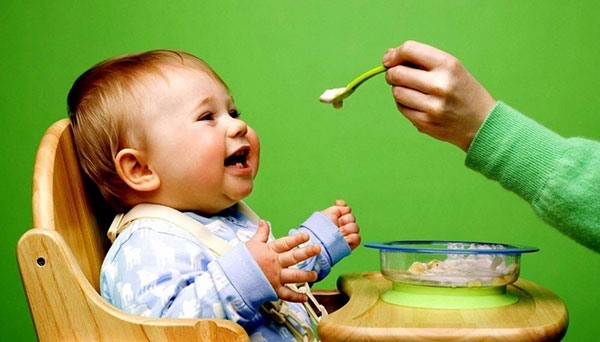 Чим годувати дитину при проносі: 4 групи заборонених продуктів і поради педіатра