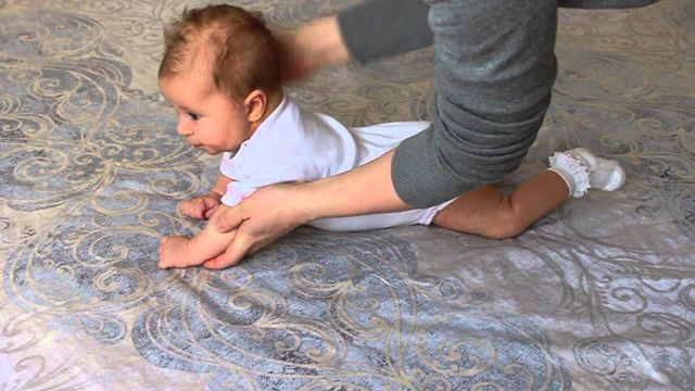 Коли дитина починає тримати голову: развтия в 4 етапи, 5 вправ по зміцненню м'язів