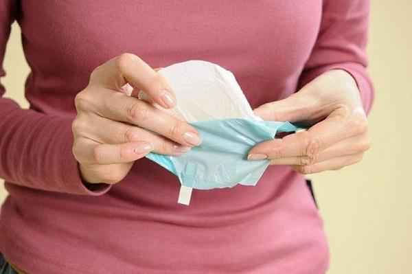 Чому у жінок виникають виділення з неприємним запахом і як це лікувати