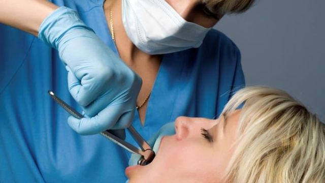 Лікування зубів під час менструації: за і проти