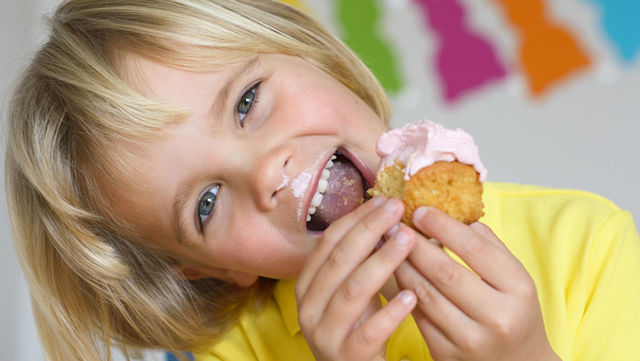 Чи можна давати дітям солодке: з якого віку давати цукерки, користь і шкода