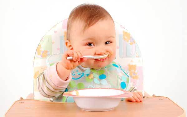 Як навчити дитину їсти ложкою самостійно: 7 простих кроків і 6 рекомендацій дитячого психолога