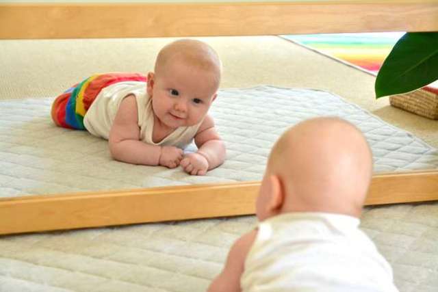 Чому не можна показувати новонародженої дитини (немовляти) в дзеркало: можливі наслідки та джерела забобони