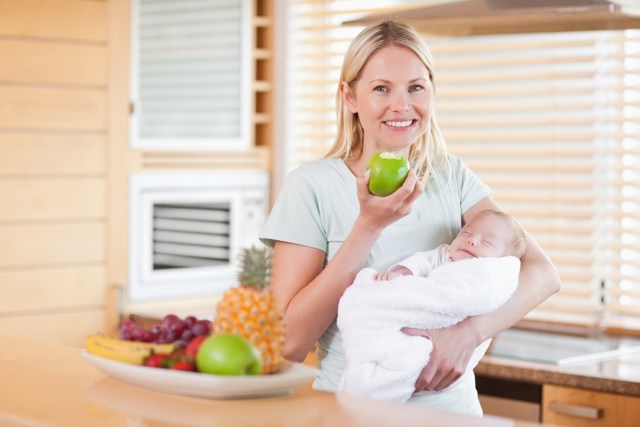 Харчування годуючої матері в перший місяць: поради по дієті