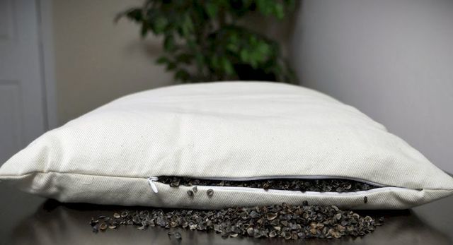 Користь і шкода ортопедичної подушки з гречаного лушпиння