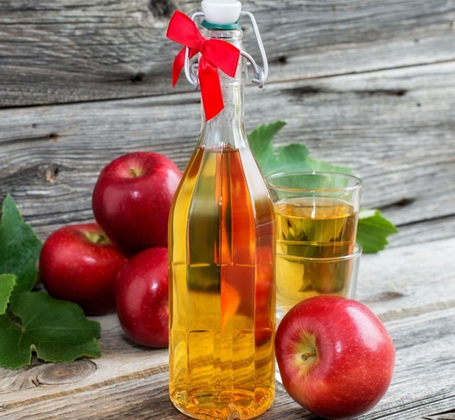 Яблучний оцет від прищів: дія, застосування, рецепти