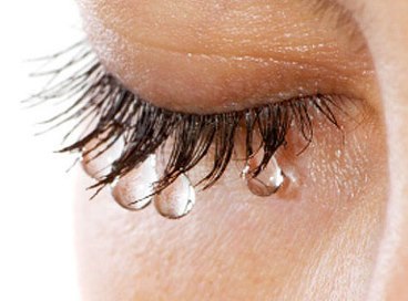 Чому сльозяться очі: причини зовнішні і внутрішні
