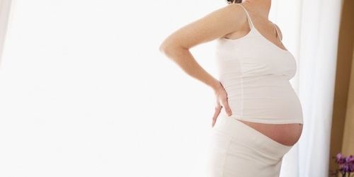 Причини болю в попереку при вагітності в другому триместрі