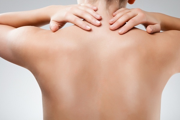 Прищі на спині: причини і лікування
