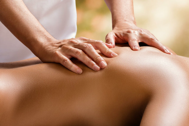 Як правильно робити масаж спини і шиї в домашніх умовах