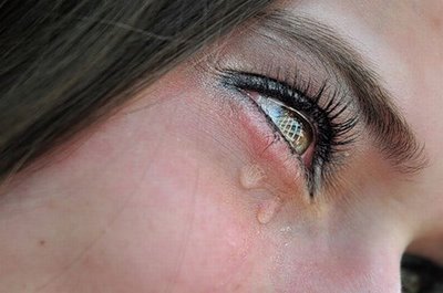 Чому сльозяться очі: причини зовнішні і внутрішні