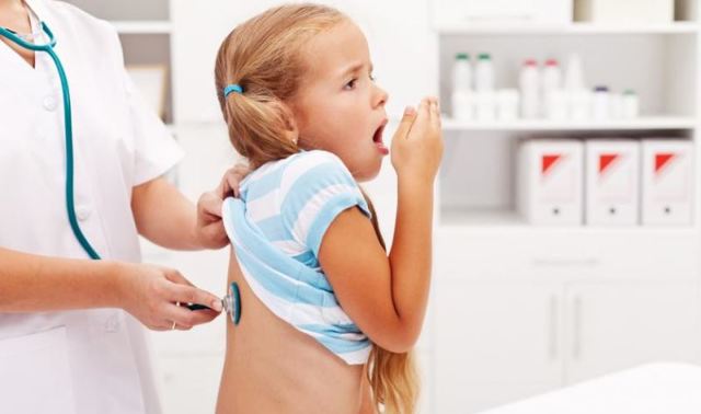 Що робити при сильному кашлі у дитини, причини виникнення та лікування